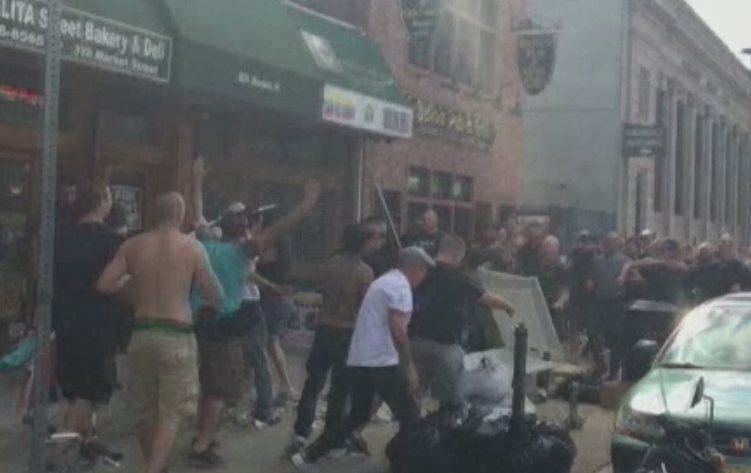 Bataie generala in fata unui bar din Statele Unite. Suporterii a doua echipe de fotbal s-au lovit cu panourile publicitare