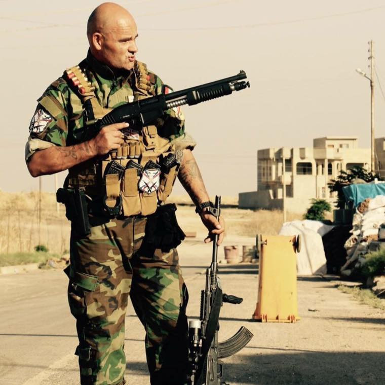 Are 53 de ani si este bunicul a doi copii, dar a renuntat la tot ca sa lupte impotriva jihadistilor de la Statul Islamic