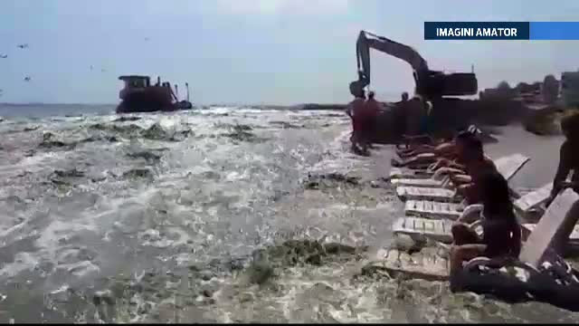 Statiunea de pe litoral unde plaja a fost largita direct peste sute de turisti. Concediu de cosmar cu valuri de noroi