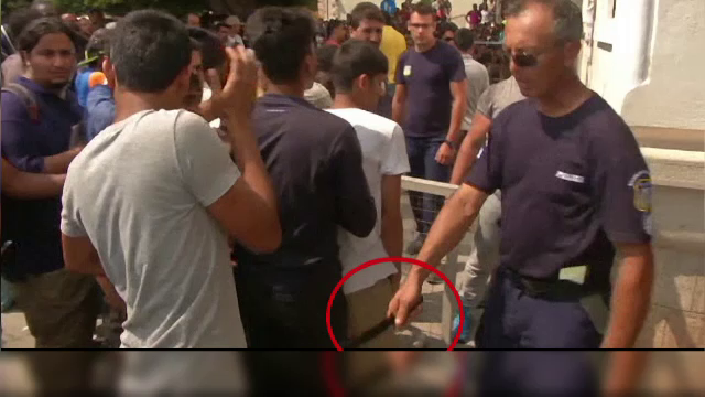 Criza imigrantilor duce la situatii tot mai violente. Un politist grec a facut ordine cu cutitul la un centru de inregistrare