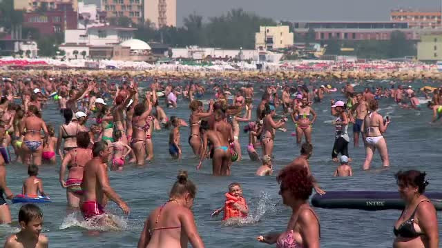 Aglomeratia de care s-au lovit turistii de pe litoral, in trafic si pe plaja. "Nu se poata asa ceva, isi bat joc"