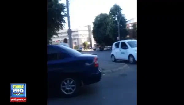 Metoda extrema de racorire pe vreme de canicula. Imagini surprinse pe o strada din Galati. VIDEO