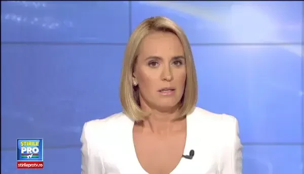 Criza imigrantilor duce la situatii tot mai violente. Un politist grec a facut ordine cu cutitul la un centru de inregistrare