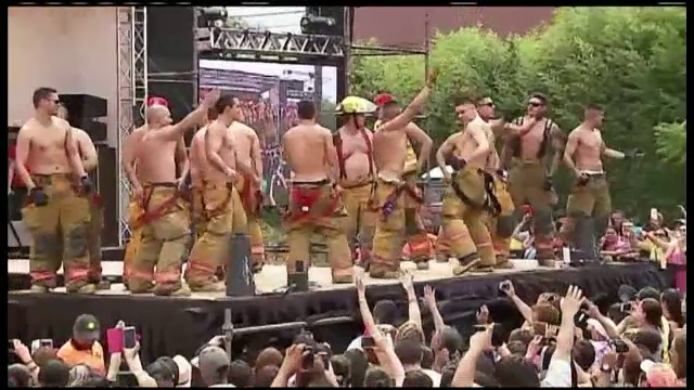 Pompierii din Costa Rica s-au dezbracat in scopuri caritabile. Pretul unui calendar in care apar in ipostaze fierbinti