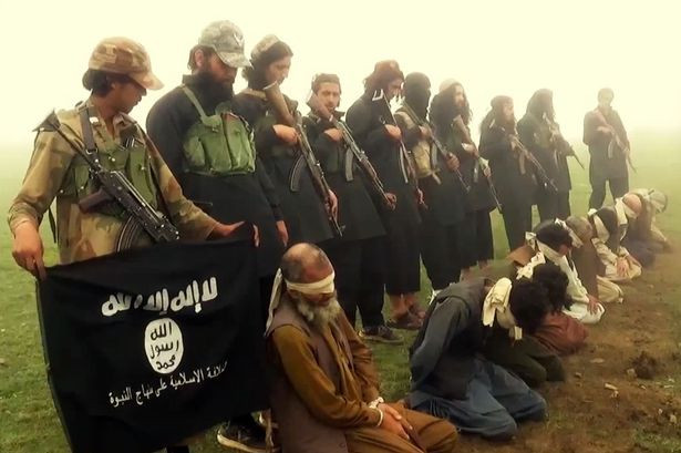 Noua metoda brutala de executie a ISIS. Prizonieri obligati sa ingenuncheze pe explozibil si aruncati in aer. VIDEO