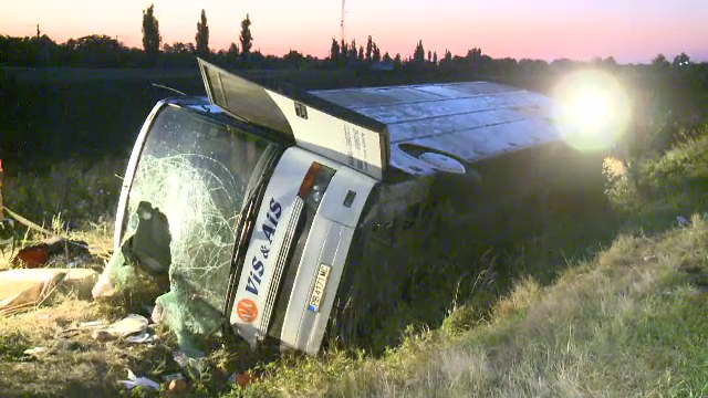 Anchetatorii asteapta rezultatele testului de alcoolemie pentru soferii autocarului ucrainean. Starea ranitilor internati