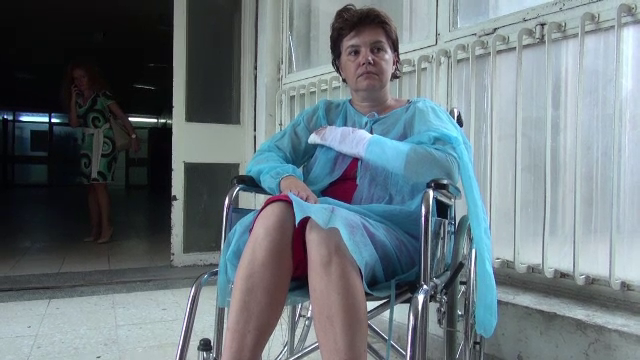 O politista din Galati, atacata cu o secure de o familie care facea gratar pe trotuar. Femeia ar putea ramane cu sechele