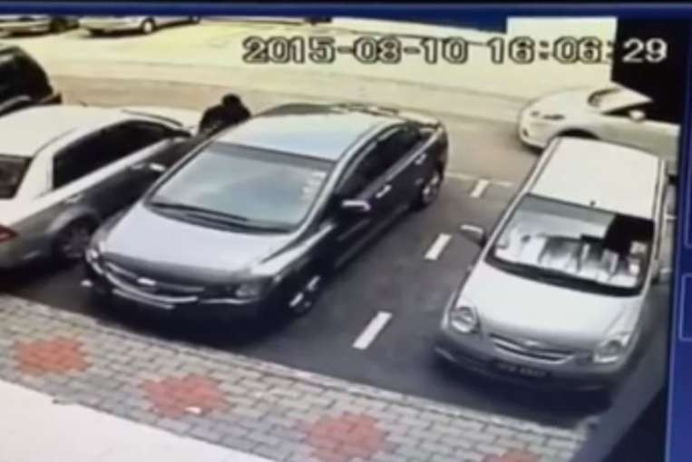 Si-a parcat masina in fata unui mall si in 10 secunde a ramas fara ea. Ce a vazut pe camerele de supraveghere: VIDEO