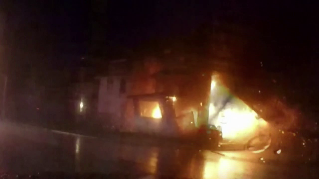 O casa din SUA a explodat dupa ce o masina a intrat in conducta de gaz. Imaginile surprinse de o camera de bord: VIDEO