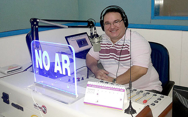 Un DJ din Brazilia a fost impuscat in cap chiar in timp ce era in emisie la radio. Era cunoscut pentru mesajele anticoruptie