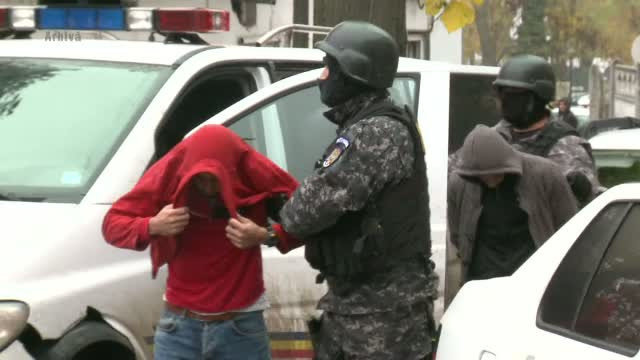 Hoti dotati ca in filmele de la Hollywood, prinsi in Bucuresti. Ce au descoperit politistii in casele lor