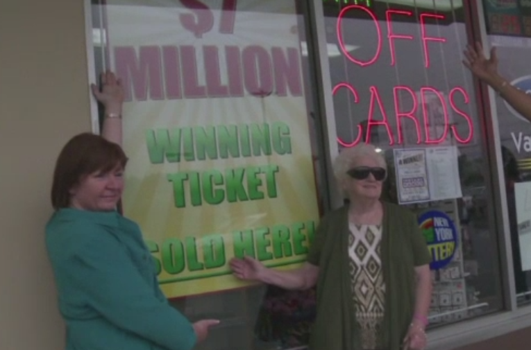 O batrana de 82 de ani, bolnava de cancer, a castigat 7 milioane de dolari la loterie. Banii vor fi impartiti cu rudele