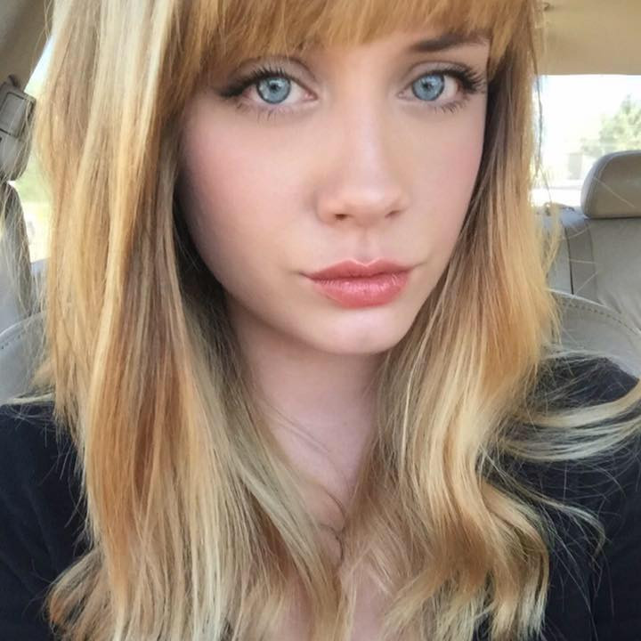 Prietenii i-au gasit "sora geamana" pe internet. Cum a reactionat aceasta tanara cand a vazut-o pentru prima oara