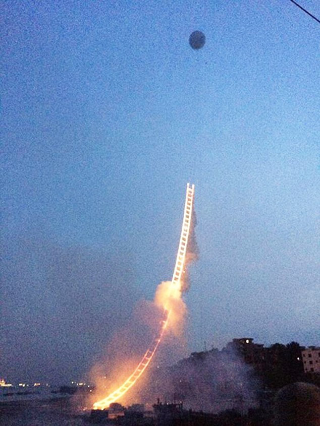 Ideea spectaculoasa a unui artist a luminat cerul Chinei. "Scara spre cer" s-a inaltat peste jumatate de kilometru