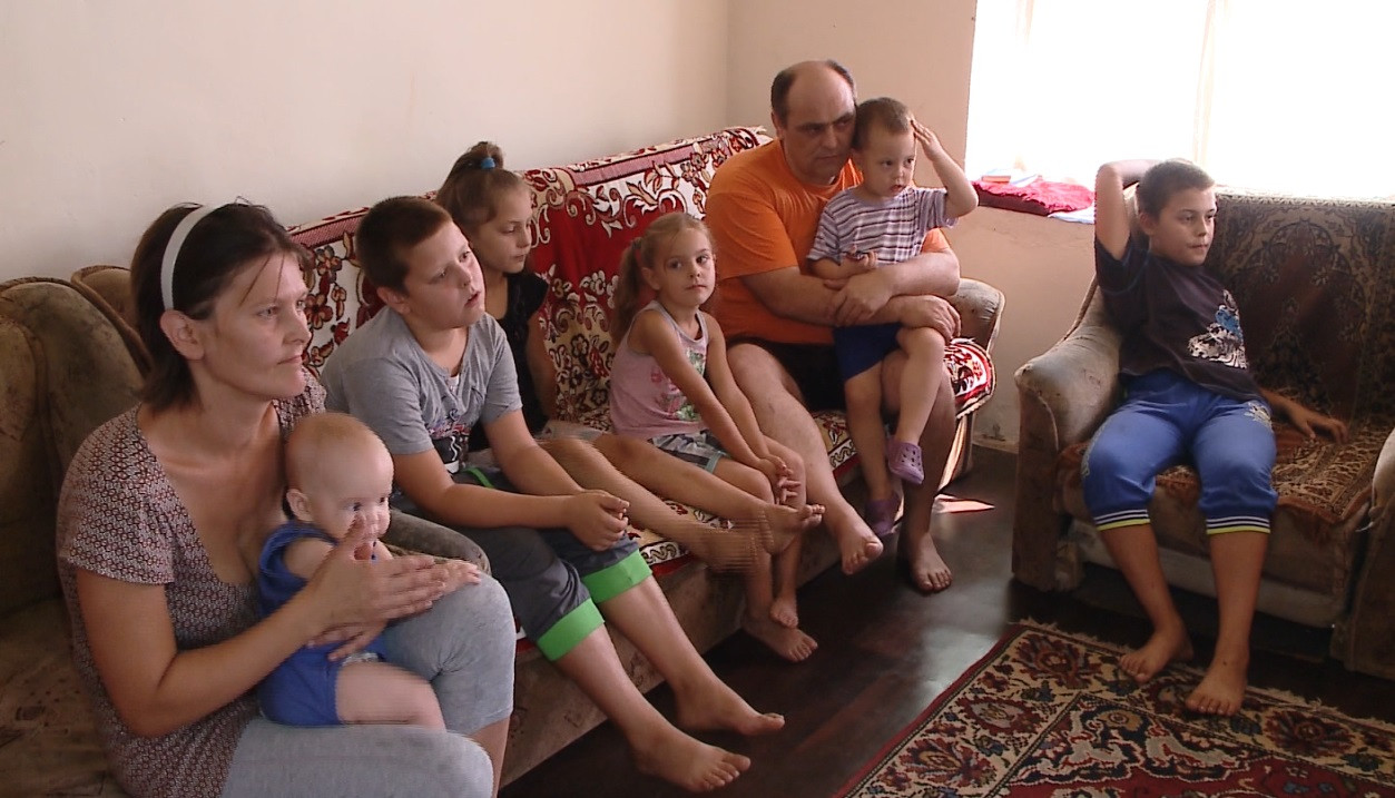 Greu incercati de saracie. Sase copii din judetul Cluj vor merge din toamna la scoala fara rechizite sau haine