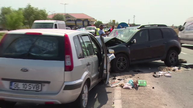 6 persoane au fost grav ranite intr-un grav accident in Pitesti. Un sofer a ratat o intersectie si a ajuns pe contrasens