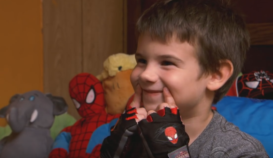 La doar 6 ani, a ramas orfan si a inceput o misiune emotionanta. Gestul unui baietel din SUA le aduce lacrimi in ochi tuturor