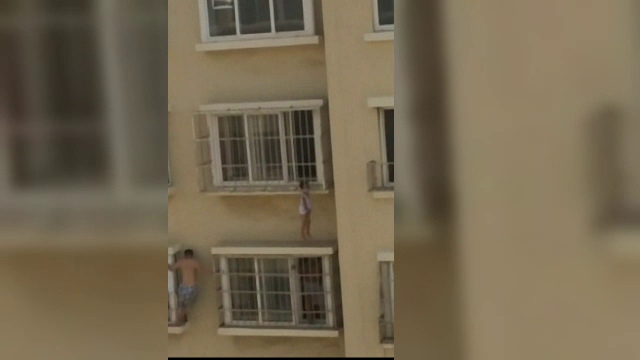 Un copil de 3 ani, la un pas de moarte in China. Ramas suspendat la etajul patru al unui bloc, a fost salvat in ultima clipa