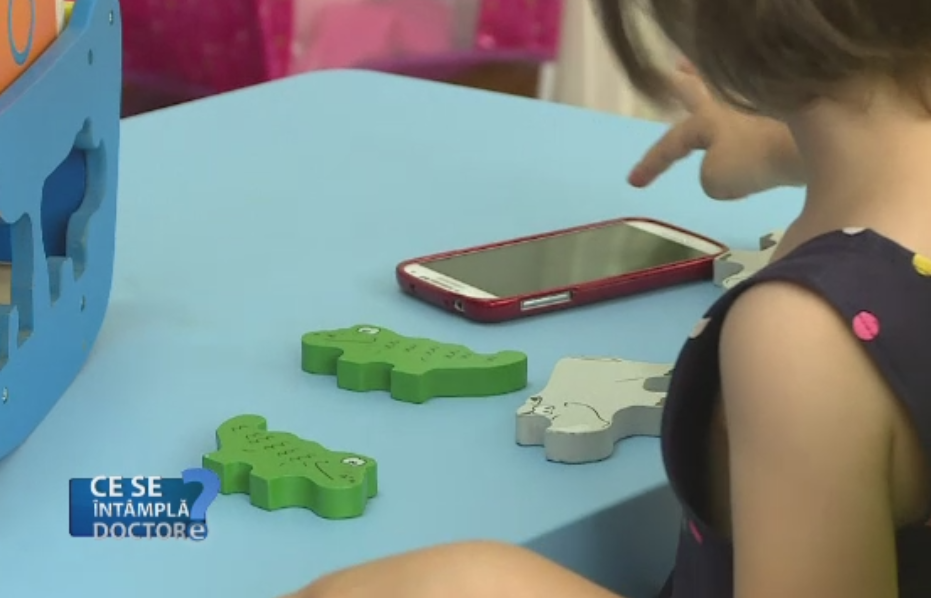 Greseala uriasa pe care o fac parintii atunci cand isi "calmeaza" copiii cu tehnologia. Recomandarile psihologilor