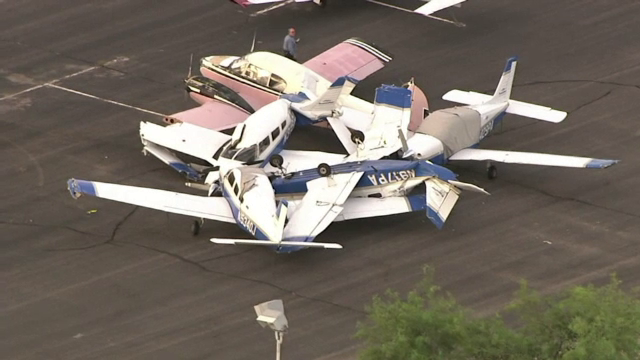 Avioane rasturnate de vantul puternic, pe un aeroport din Arizona. Ce pagube a produs furtuna
