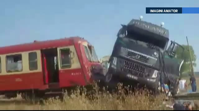 Soferul unui TIR a lovit in plin un tren de calatori, in Caras-Severin. Patru persoane au fost ranite si duse la spital