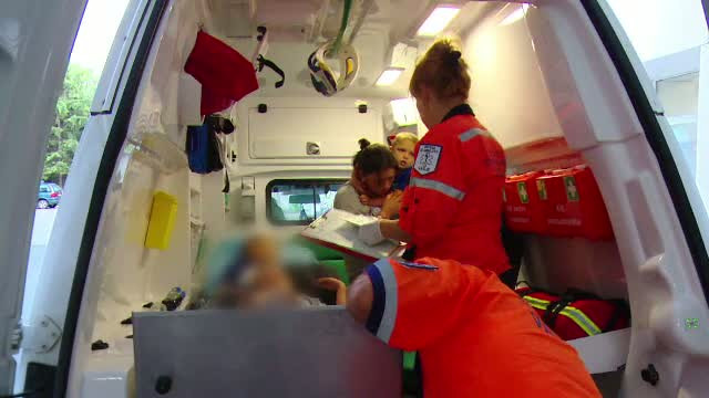 Cinci copii din Vaslui au ajuns la spital dupa ce au mancat crenvursti si s-au simtit rau. Autoritatile au deschis o ancheta