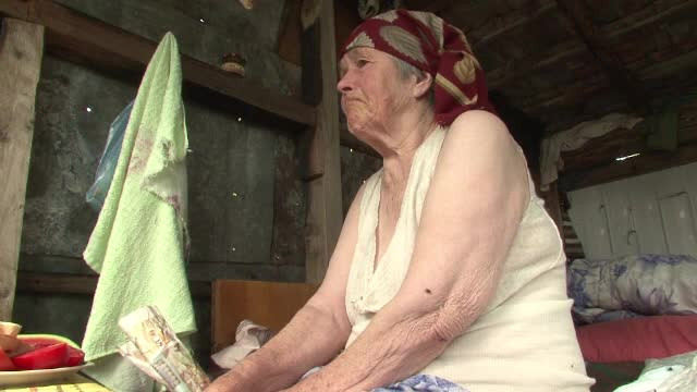 La 86 de ani, a ajuns sa traiasca intr-o magazie, dupa ce i-a luat foc casa. Fiul ei a parasit-o si a disparut fara urma
