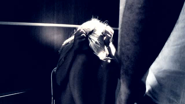 Si-a trimis propria fiica de 8 ani, timp de un an, la un vecin care o abuza. "O punea sa faca prostii si se amuzau"