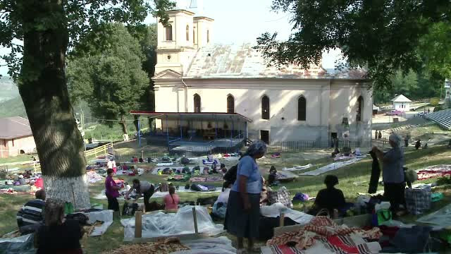 ADORMIREA MAICII DOMNULUI, traditii si obiceiuri, Zeci de mii de pelerini s-au inchinat la Manastirea Nicula
