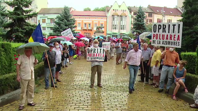 Protest cu masti de gaze pe faţă la Tg. Mures. Oamenii sustin ca sunt tot mai bolnavi din cauza combinatului chimic din oras