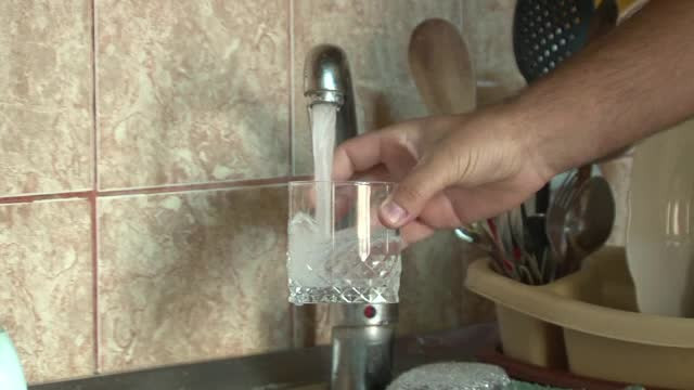 Statul ar putea plăti o parte din facturile de apă ale românilor cu venituri mici