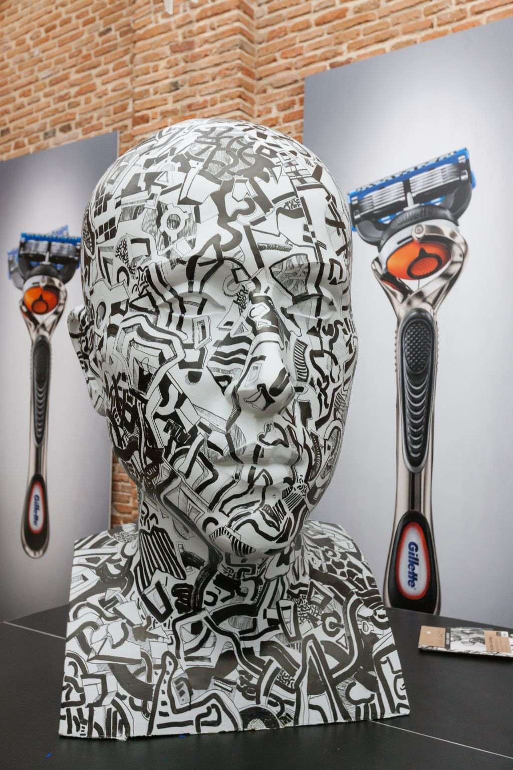 (P)Prima lucrare artistica din lume creata folosind tehnologia unui aparat de barbierit