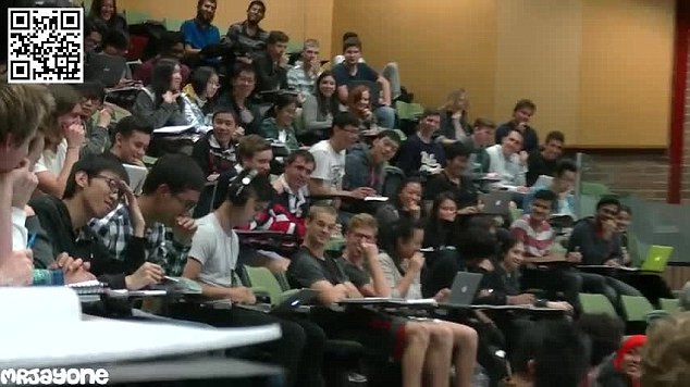 Profesorul le preda cursul, in timp ce studentul se uita la filme pentru adulti. Cum s-a dat de gol in tot amfiteatrul. VIDEO