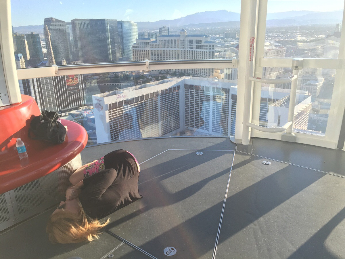 "Prietena mea trebuia sa-mi spuna ca ii e frica de inaltime inainte sa ne urcam". O poza din Las Vegas s-a viralizat pe net