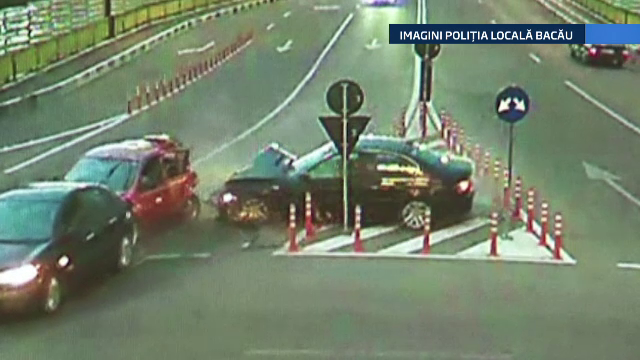 Accident filmat. Un sofer intra cu viteza in masina din fata, intr-un sens giratoriu si distruge alte doua masini