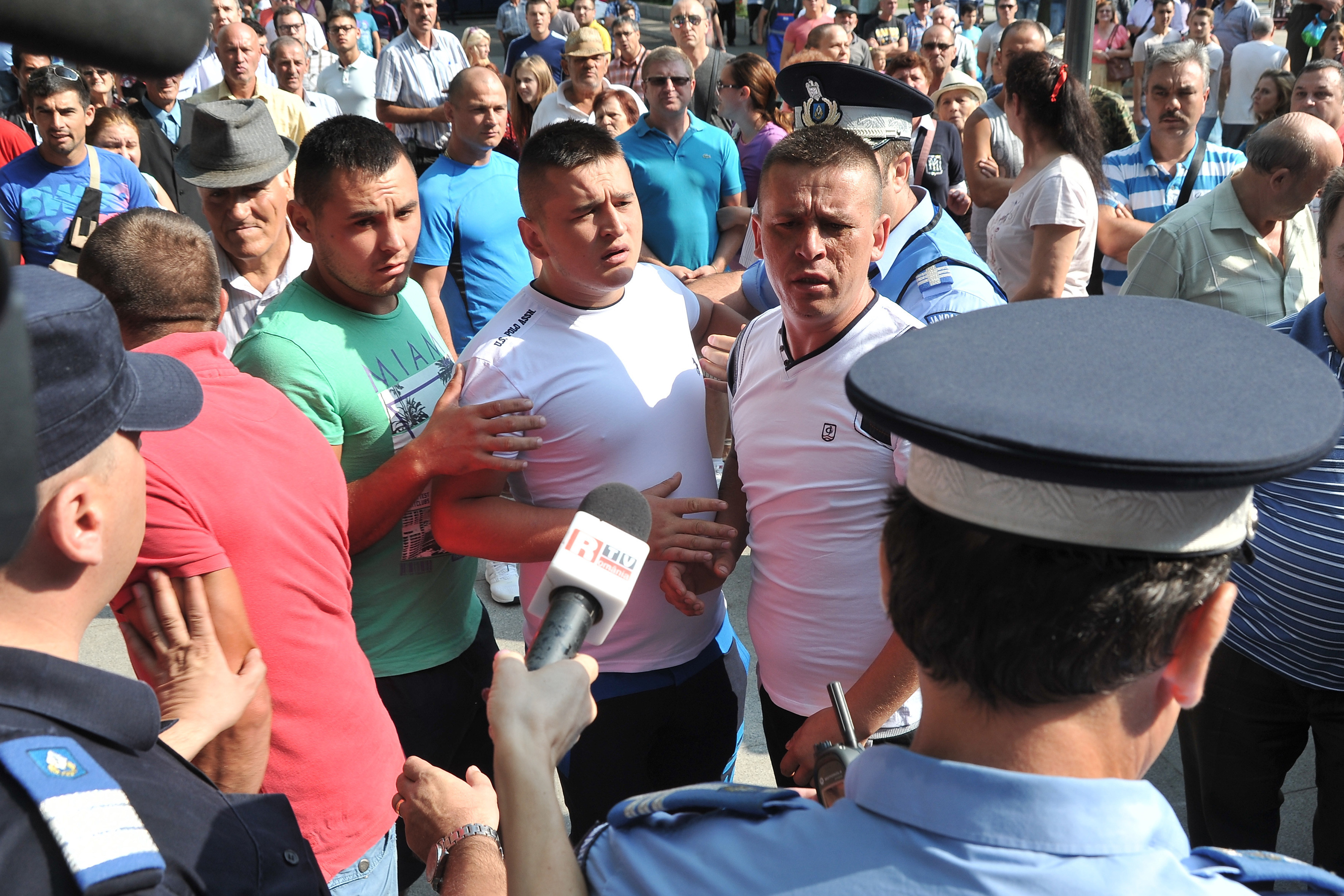 Cand isi afla sentinta cei 7 violatori din Vaslui. Rudele baietilor au sarit la bataie cand au primit vestea