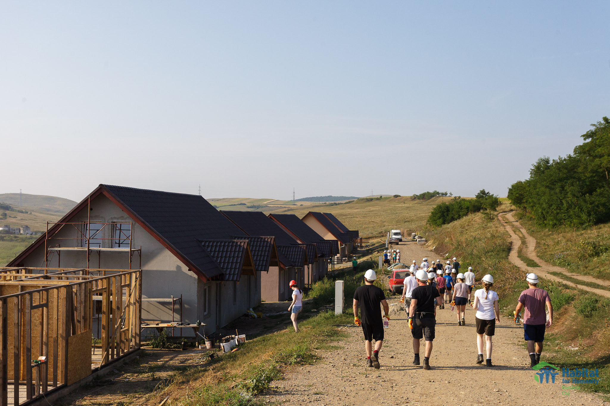 Peste 45 de avocati britanici construiesc pe santierul Habitat for Humanity Cluj din Jucu case pentru saraci