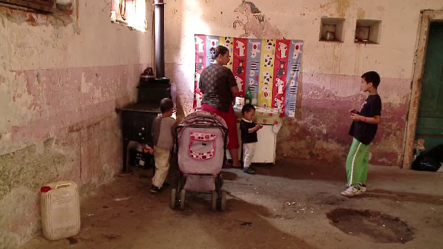 Saracia lucie in care traiesc 6 frati din Brasov l-a facut pe unul dintre ei sa fuga de acasa: As vrea sa fim ca toti copiii