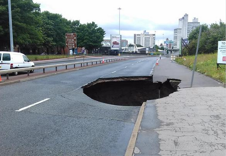 Asfaltul s-a surpat, iar soferii s-au intors din drum cand au vazut groapa imensa. Cum a aparut craterul din Manchester