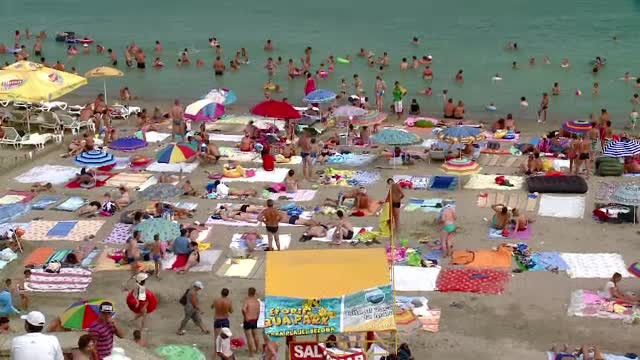 "Nu ma deranjeaza aglomeratia, dar ma incomodeaza". Cum castigi un loc pe plaja intr-un weekend cu 300.000 de romani la mare