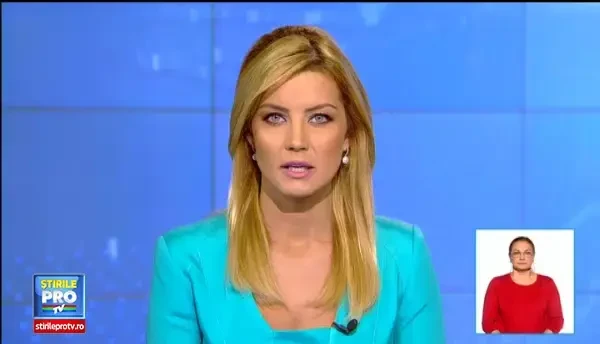 Accident filmat. Un sofer intra cu viteza in masina din fata, intr-un sens giratoriu si distruge alte doua masini