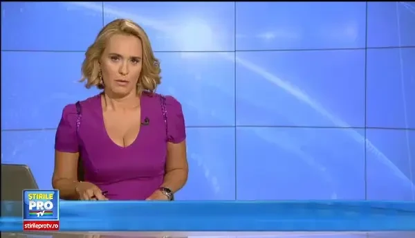 Accident filmat. Un sofer intra cu viteza in masina din fata, intr-un sens giratoriu si distruge alte doua masini