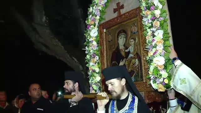Zeci de mii de credinciosi au venit sa se roage la Manastirea Nicula. "Daca nu era icoana asta, eu eram de mult in pamant"