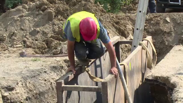 Inghitit de malul de pamant. Un muncitor din judetul Maramures a trecut prin clipe de goraza