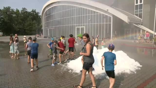 In plina canicula, o primarie din Polonia ofera locuitorilor, pentru a se racori, batai cu bulgari de zapada pe strada