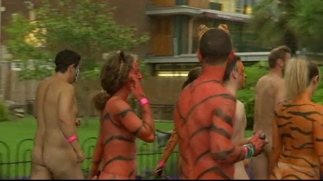 Maraton nud la Gradina Zoologica din Londra. Motivul pentru care sute de oameni au alergat dezbracati