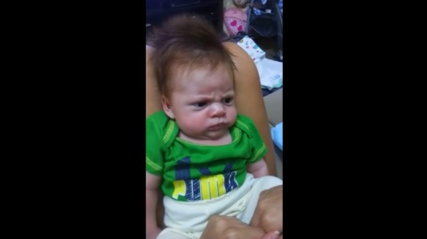 Cel mai nervos bebelus din lume. Cum reactioneaza atunci cand parintii incearca sa-l faca sa rada