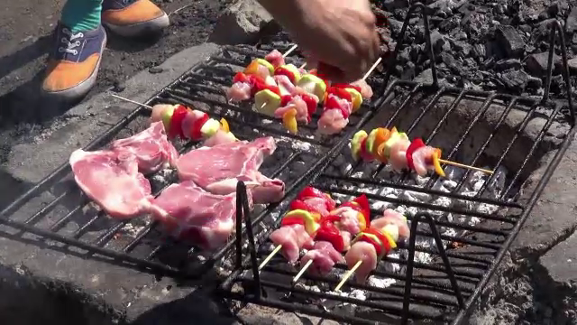 Romanii au dat ceafa de porc si micii pe legume si branza pe gratar. Care sunt noile meniuri la iarba verde