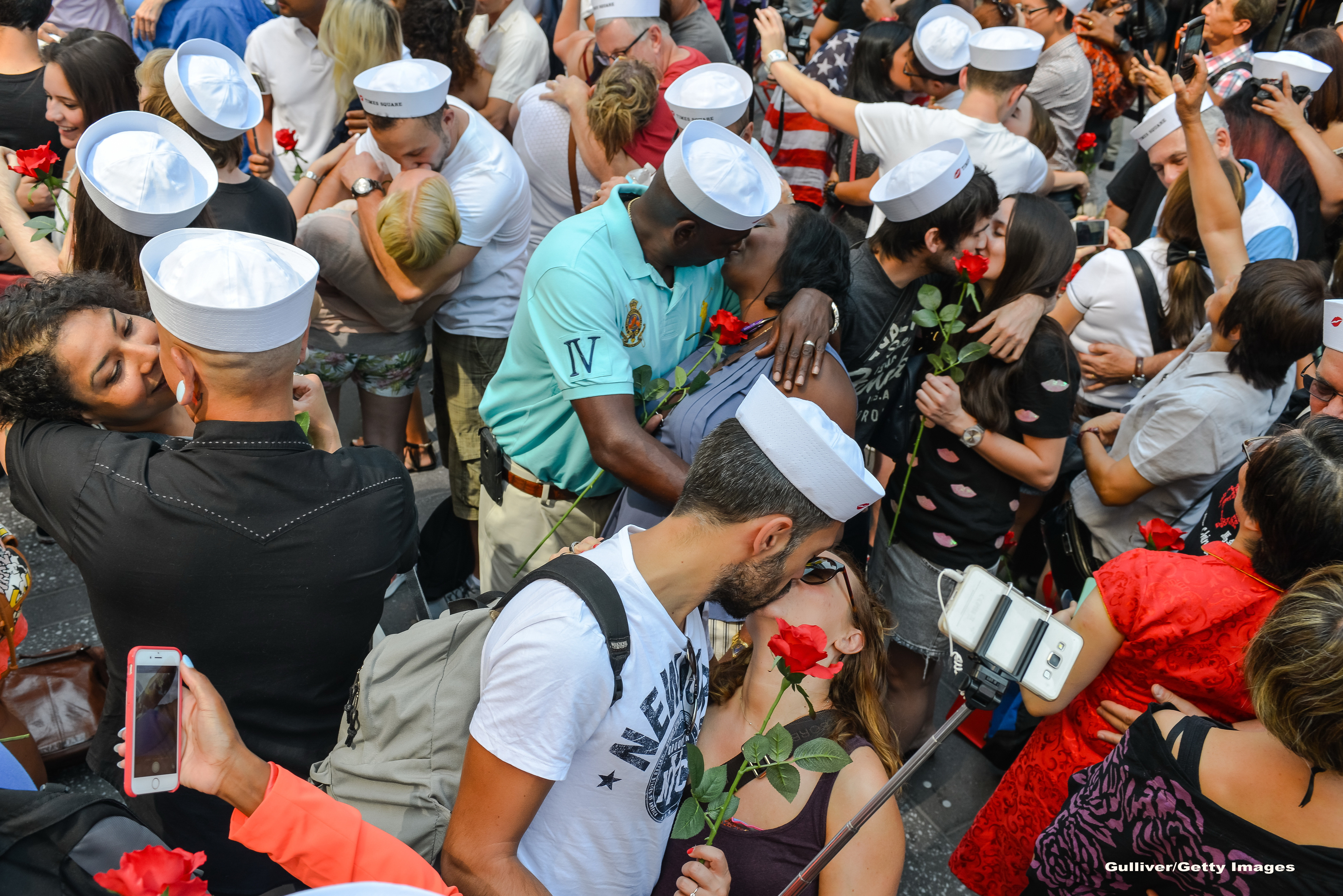 70 de ani de la capitularea Japoniei si sfarsitul celui de-al Doilea Razboi Mondial. Ce au facut sute de cupluri la New York