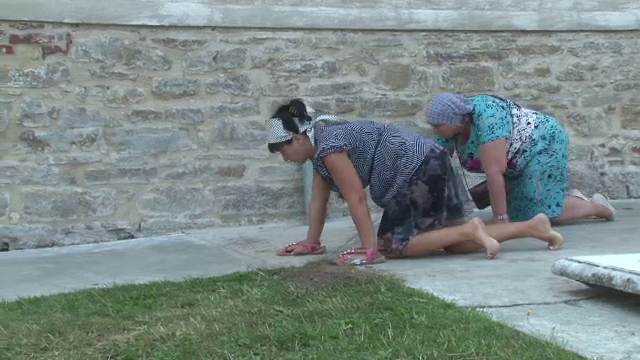 Mii de credinciosi inconjoara pe coate o manastire veche din anul 1512. "In 40 de zile li se indeplinesc dorintele"